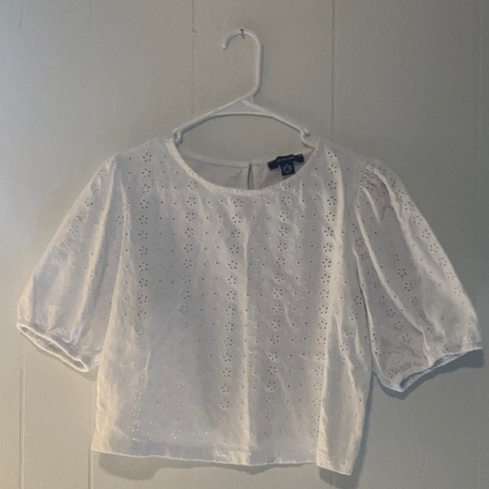 Woman’s white medium top